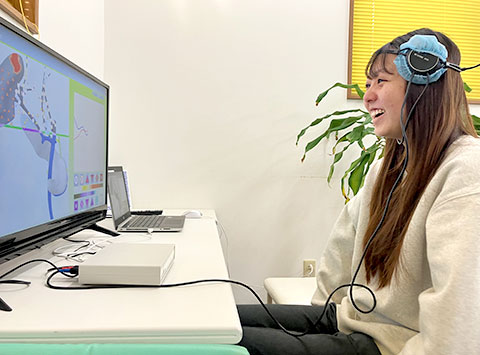 メタトロンで測定をする女性